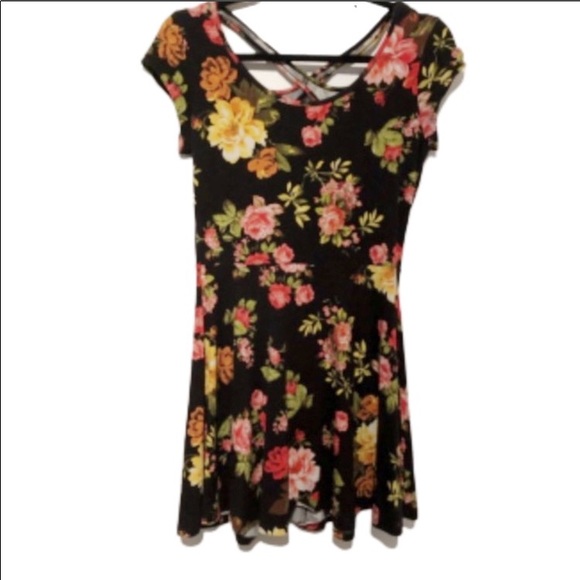 🍒 Beautiful Floral Dress w/ criss cross back - Picture 2 of 7